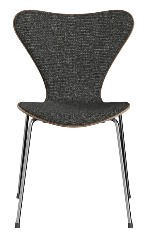 Siebener Stuhl mit grauem Stoffbezug und Chromgestell, ein Designklassiker von Fritz Hansen.